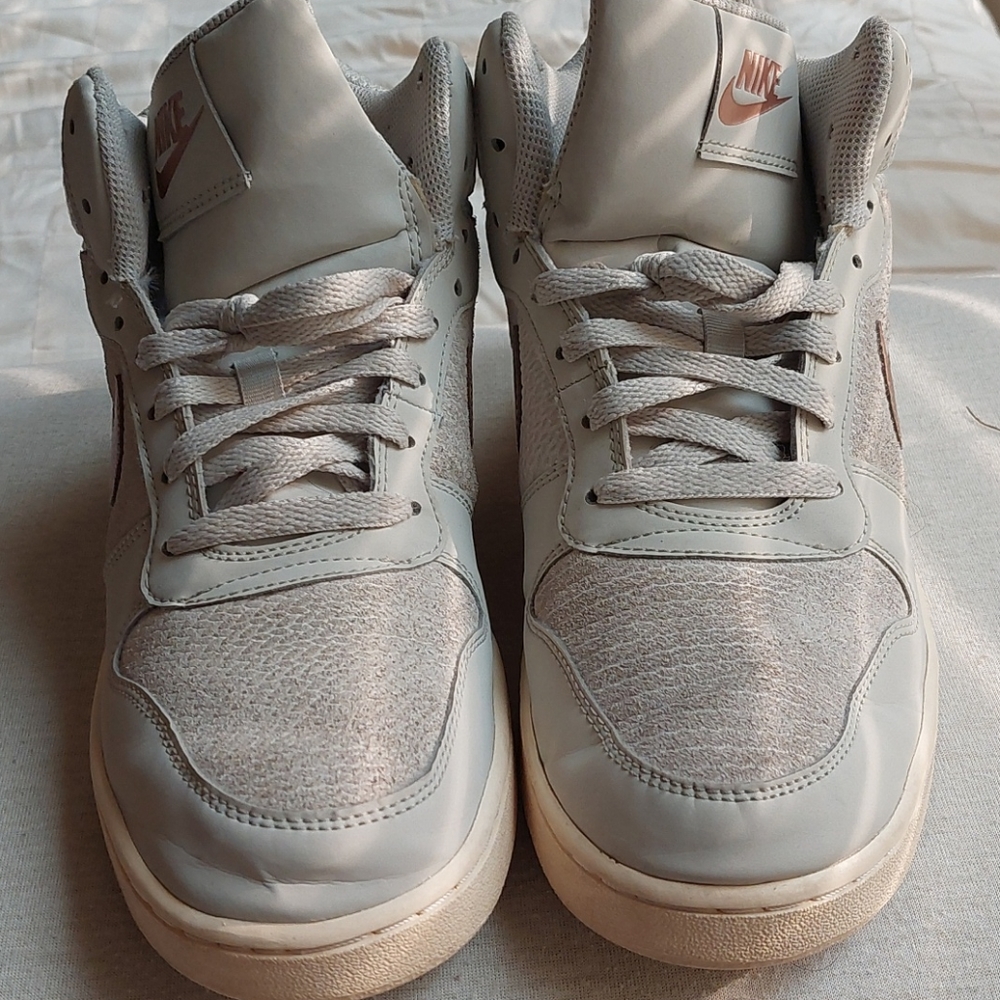 Nike size 9  with gold Nike logo
